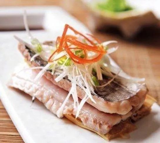 帶魚清洗：解凍、剪去頭部和魚鰭，剪開魚肚切段，掏內臟用水洗凈