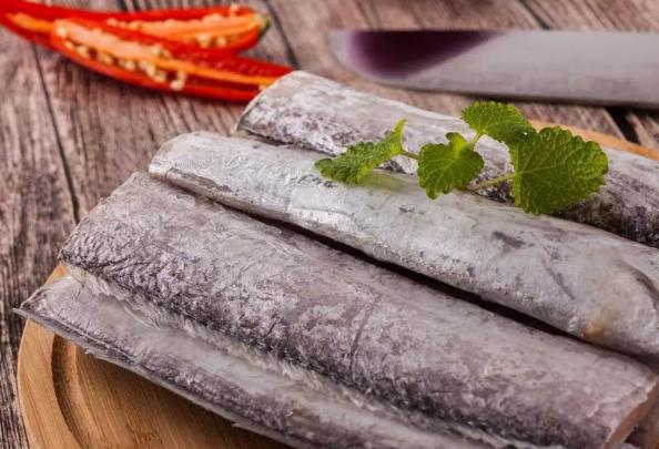 帶魚清洗：解凍、剪去頭部和魚鰭，剪開魚肚切段，掏內臟用水洗凈