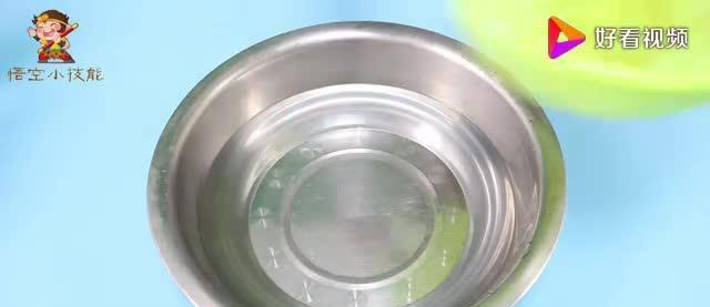 菜籃子縫隙難清洗？倒點(diǎn)白醋和淀粉，菜籃子的油污都洗凈