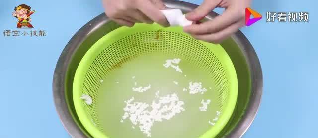 菜籃子縫隙難清洗？倒點(diǎn)白醋和淀粉，菜籃子的油污都洗凈