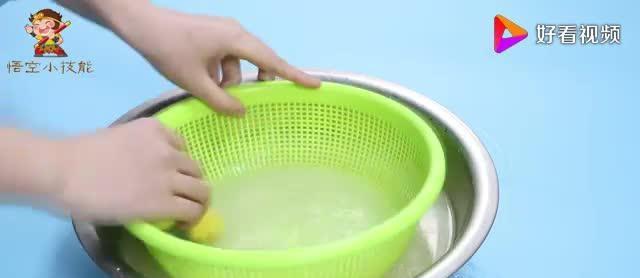 菜籃子縫隙難清洗？倒點(diǎn)白醋和淀粉，菜籃子的油污都洗凈
