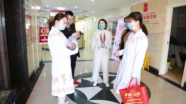 楊女士誕下龍鳳胎，在合肥安徽天倫醫(yī)院治療不孕