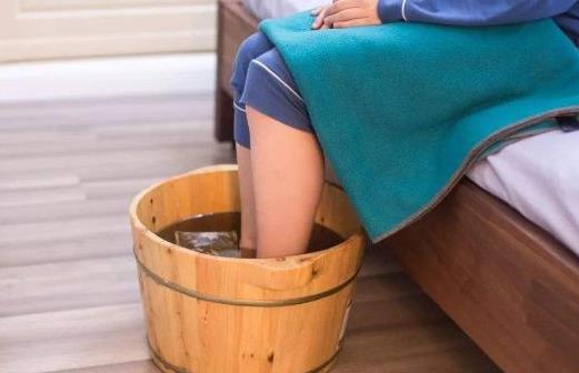 三伏天泡腳出汗多好嗎 三伏天泡腳可以開(kāi)空調(diào)嗎